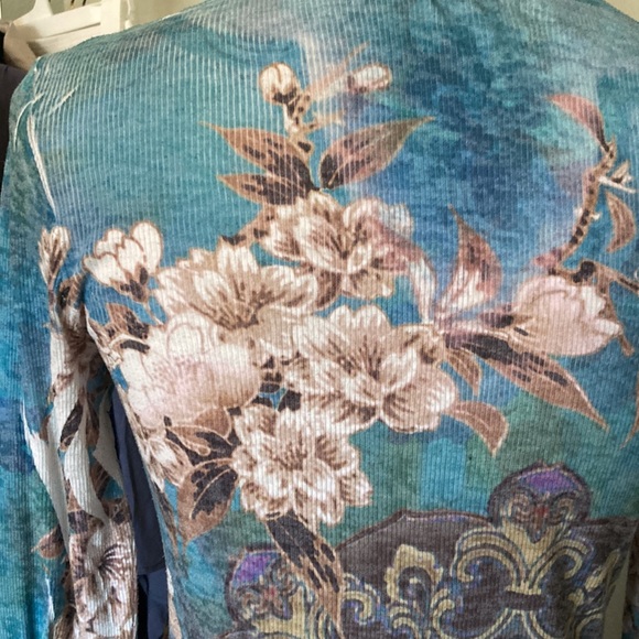 Gorgeous long sleeve T-shirt. - Picture 7 of 9